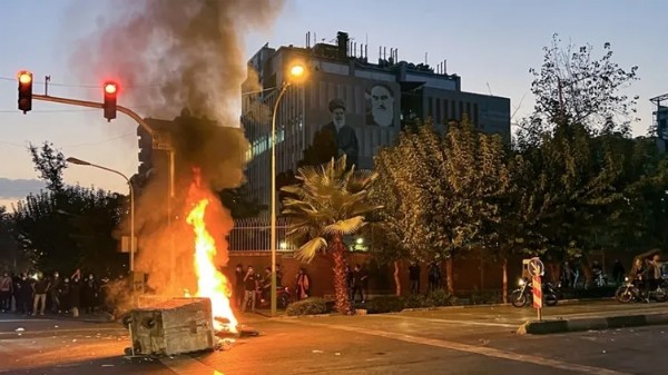 ABD’den “Ülkeyi terk edin” çağrısı! Trump İran konusunda zor ikilemlerle karşı karşıya